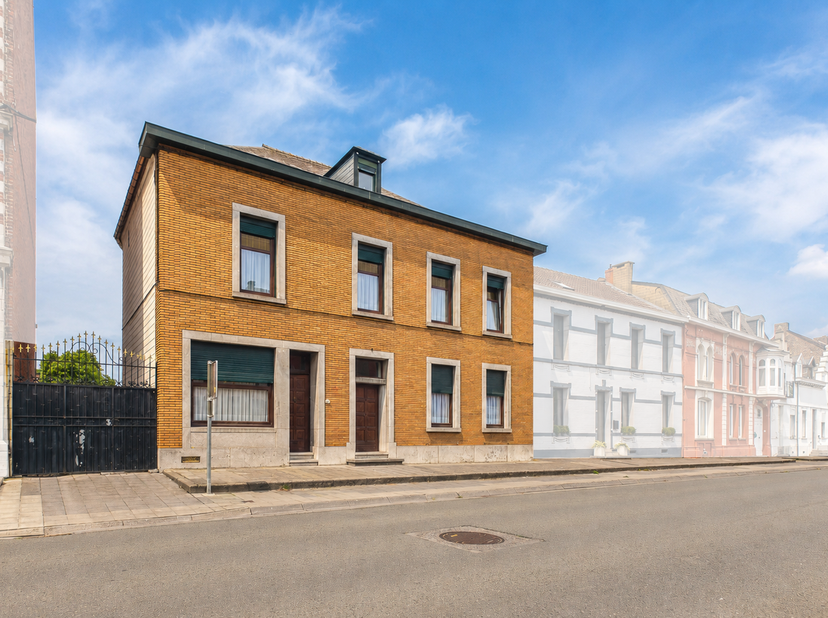 Op slechts enkele minuten van Pairi Daiza biedt deze elegante burgerwoning heel wat charme, ruime volumes en tal van mogelijkheden voor inrichting. De