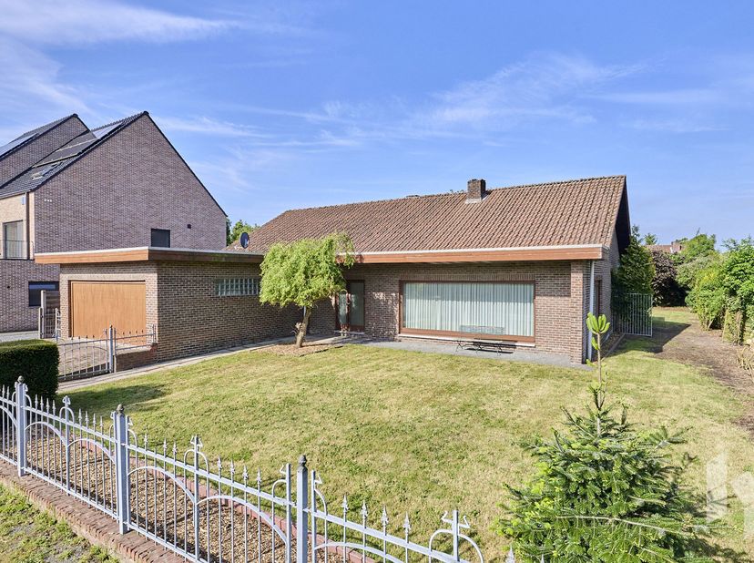 Deels te renoveren, gelijkvloerse woning met 3 slaapkamers, een inpandige garage en overdekt terras op een perceel van 12a nabij het centrum van Lomme