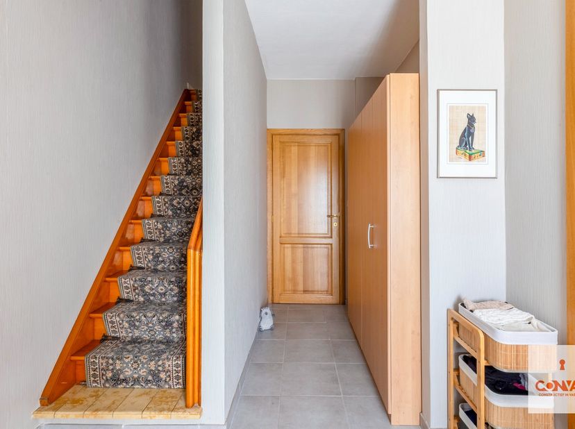 Deze verrassend ruime woning met&amp;nbsp;vier slaapkamers&amp;nbsp;bevindt zich in een groene omgeving te Drongen.<br />
<br />
Via de inkomhal begeeft u zic