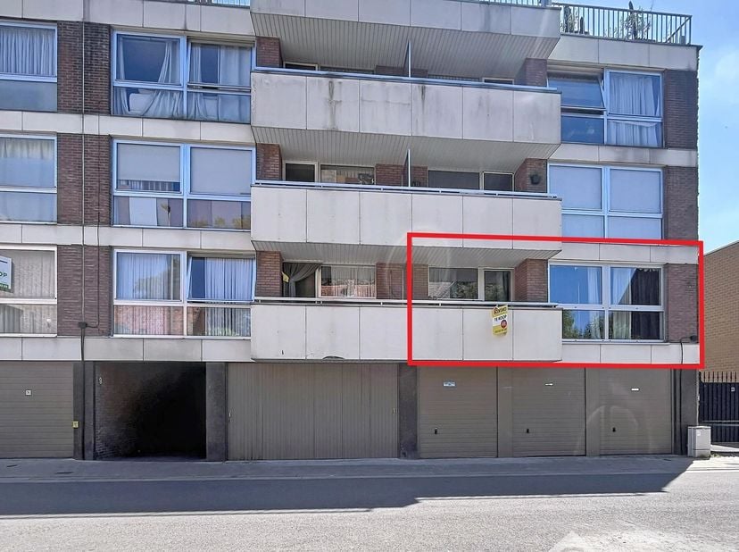Instapklaar appartement met garage in het hart van Roeselare<br />
Op zoek naar een lichtrijk en instapklaar appartement op een toplocatie? Dit ruime