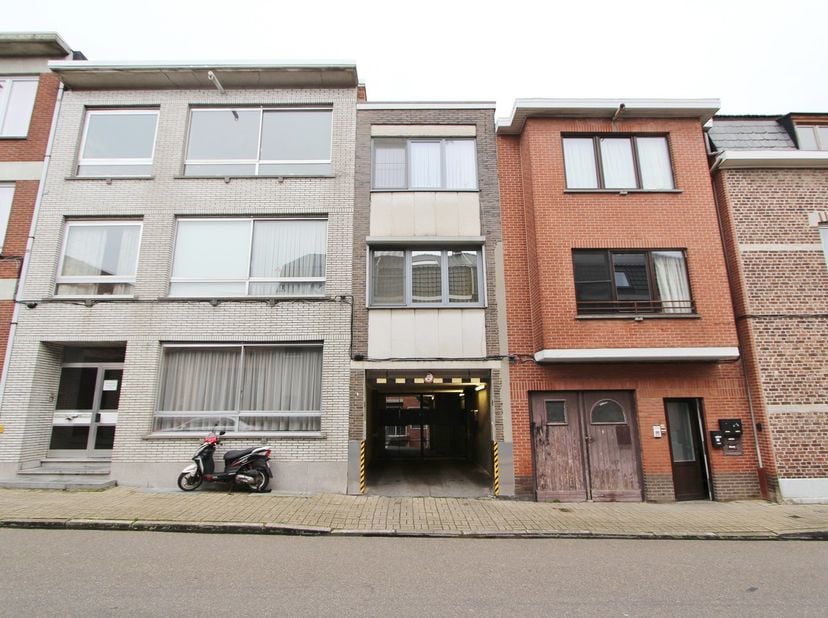 Bent u op zoek naar een veilige en droge garagebox? Deze gunstig gelegen ruimte is ideaal voor zowel opslag als het parkeren van uw voertuig.<br />
Mo