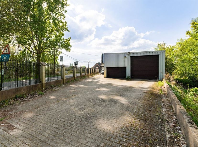 Unieke vrijstaande woning met ruime garage/werkplaats van ca. 220 m².<br />
Omschrijving:<br />
Bij het betreden van de woning komen we in de ruime in