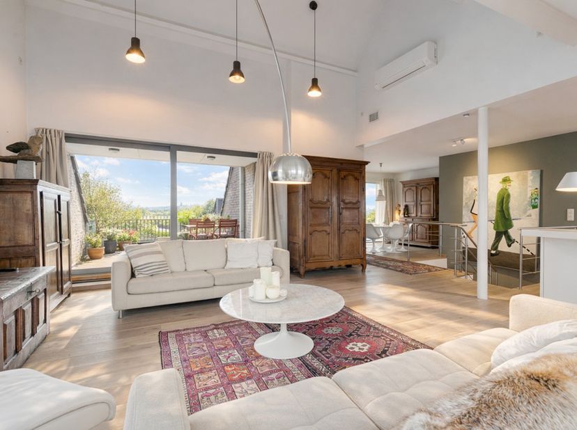 Dit grote duplexappartement (bouwjaar 2014) is gelegen in het centrum van Sint-Martens-Latem op de bovenste twee verdiepingen van een gebouw met slech