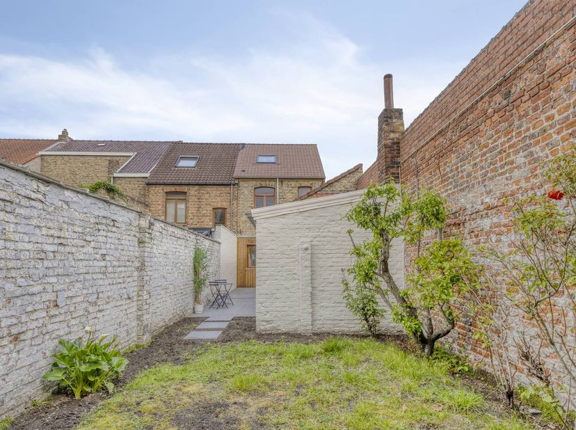 Maison élégamment rénovée avec trois chambres et deux salles de bains spacieuses, située à la Werfstraat 34 à Bruges. La maison dispose d'un grand jar