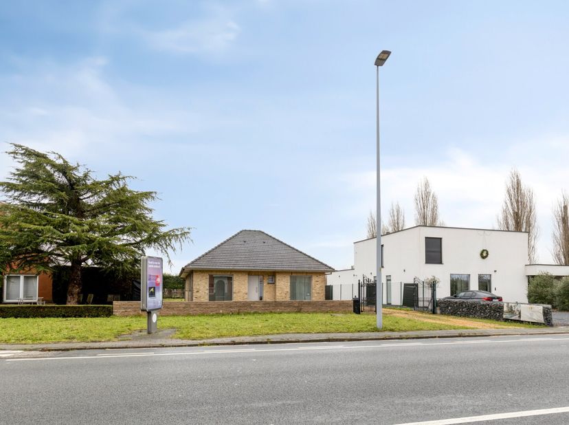 Een verrassende open bebouwing met veel ruimte....<br />
Via de grote oprit met poort komen we de woning binnen in de hal met apart gastentoilet. De l
