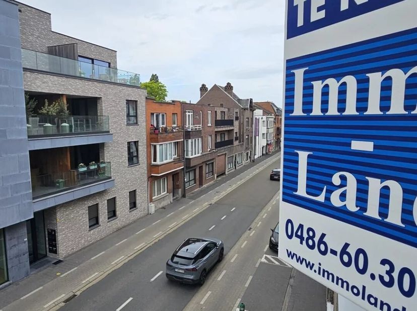 Frisse energiezuinige (EPC B) gerenoveerde studio te vlakbij Quartier Bleu  vrij van huurder. (Meer info via www.immoalnd.com)<br />
-Deze studio is g