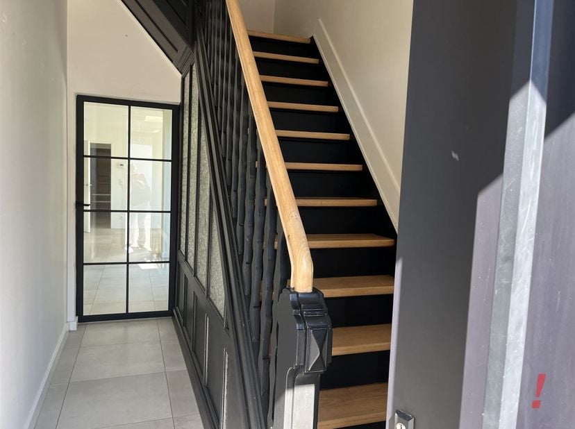Maison rénovée (2018) avec terrasse, jardin et garage au cœur d'Oostkamp. Cette propriété comprend un hall d'entrée avec porte vitrée, un séjour lumin