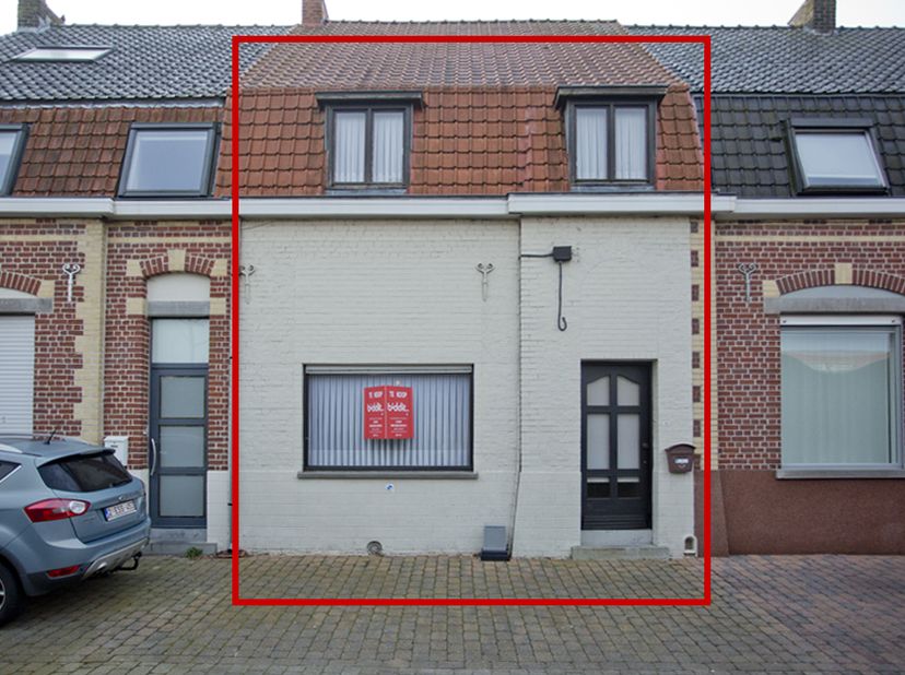 RUSTIG GELEGEN RIJWONING - <br />
<br />
De indeling is als volgt: gelijkvloers met inkomhal, woonkamer en keuken. De drie slaapkamers bevinden zich o
