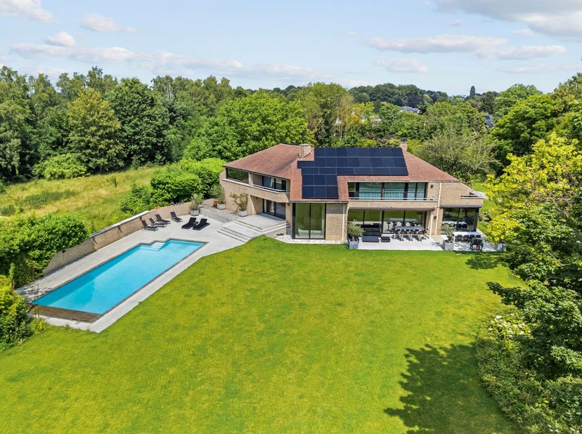 In een van de meest gegeerde en residentiële lanen van Grimbergen bevindt zich deze recent volledig verbouwde luxevilla. Deze laan staat bekend om haa
