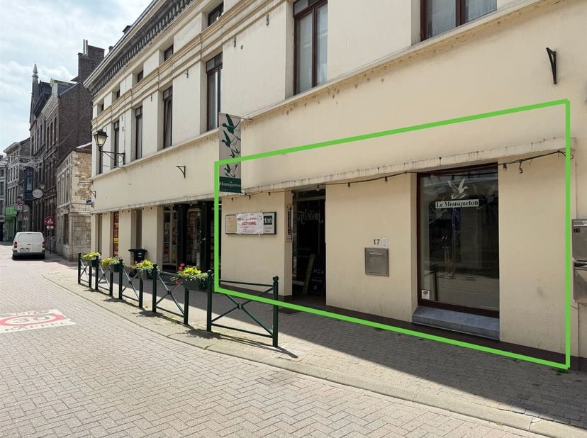 MCA IMMOBILIER vous présente ce rez-de-chaussée commercial idéalement situé dans le centre de Huy à deux pas de la Grand Place. Il se compose d'une va
