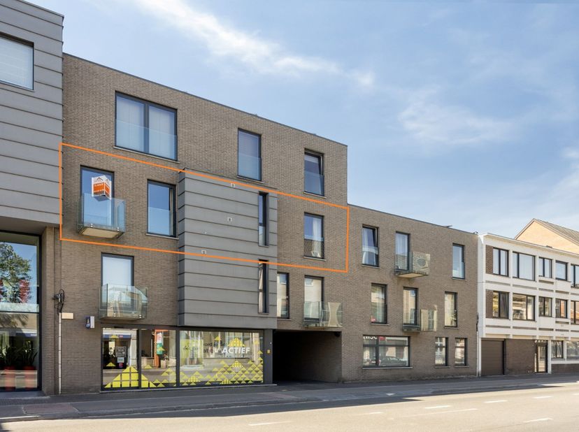 Het appartement is gelegen in het hartje van Kapellen, op de tweede verdieping in residentie De Pauw, met uniek uitzicht over de omgeving.  Via de gem