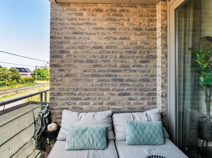 Duplex 2 slaapkamerappartement centrum Geel.<br />
Het appartement bevindt zich op het eerste verdiep.<br />
 De woonkamer met open keuken geniet van