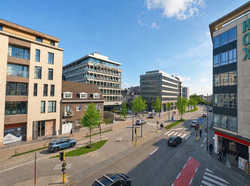 Le hall d’entrée avec toilettes invités et vestiaire de cet appartement avec une surface habitable de ± 160 m² mène à une salle de séjour spacieuse av