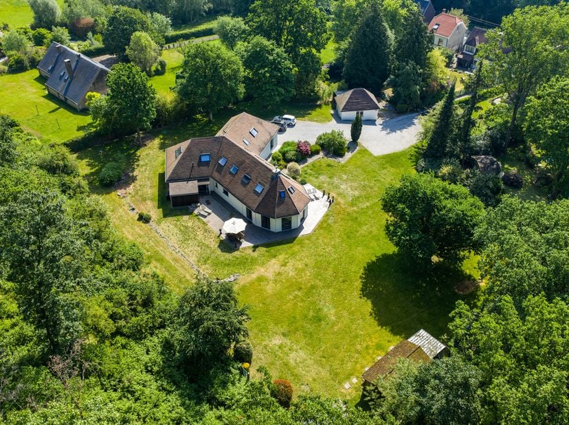 LASNE – Dicht bij de Jardins d'Aywiers. Gelegen op een achterliggend perceel. Prachtige VILLA (5SLK/4BADK/2 bureaus) met een bijgebouw van ± 380 m² be