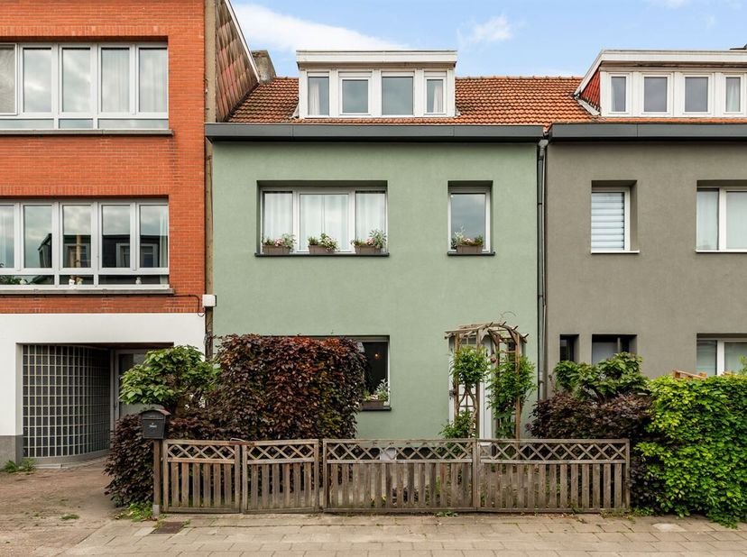 Maison parfaitement entretenue dans un quartier calme au bord du canal<br />
Situation : à proximité des voies d'accès au centre de Schoten et à Deurn