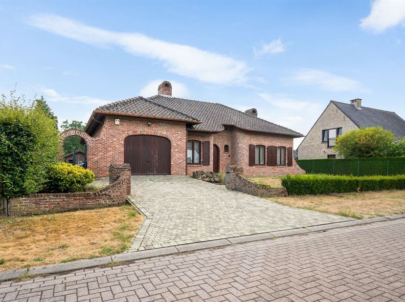 Vous recherchez de l'espace, du calme et de la verdure ? Cette spacieuse maison située au 8 Kerkeveld à Pulle bénéficie d'un emplacement extrêmement c