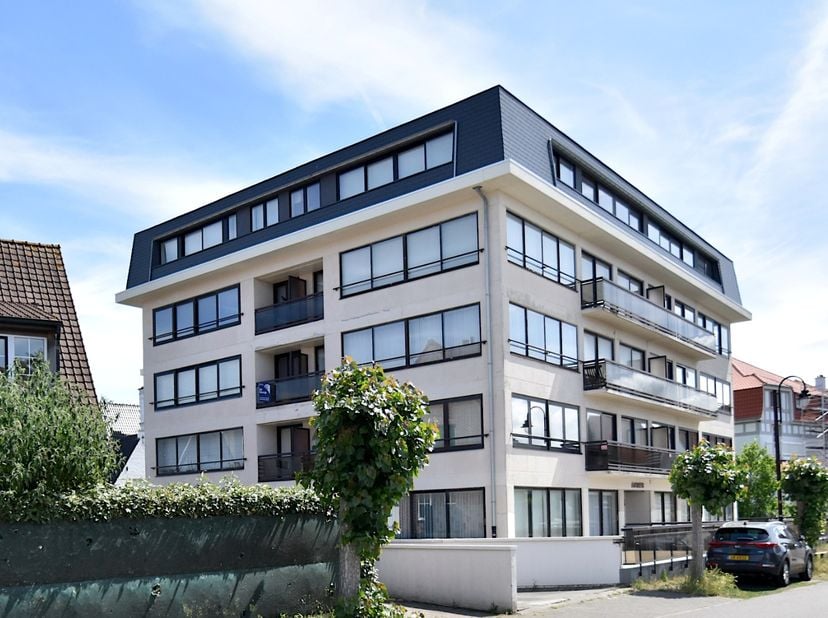Op de tweede verdieping van residentie Bries, voorzien van lift, bevindt zich dit volledig vernieuwd appartement op een bevoorrechte locatie — op wand