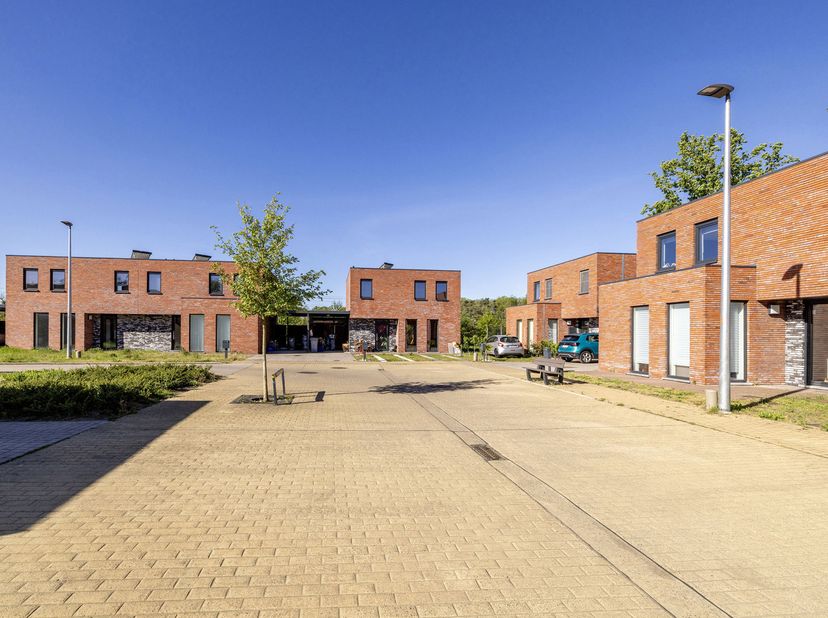 Moderne, energiezuinige woning met 3 slpks in rustige doodlopende straat te Balen<br />
Deze moderne en recent gebouwde woning in Balen combineert hed