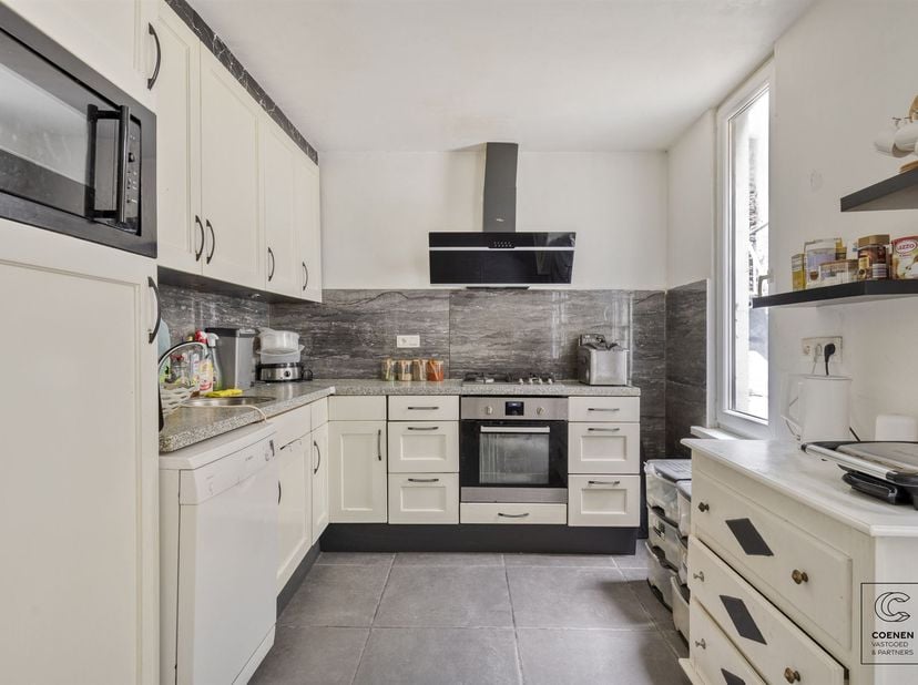 En entrant dans cette charmante maison, vous pénétrez dans le hall d'entrée, qui donne accès à l'agréable salle à manger et à la cuisine entièrement é