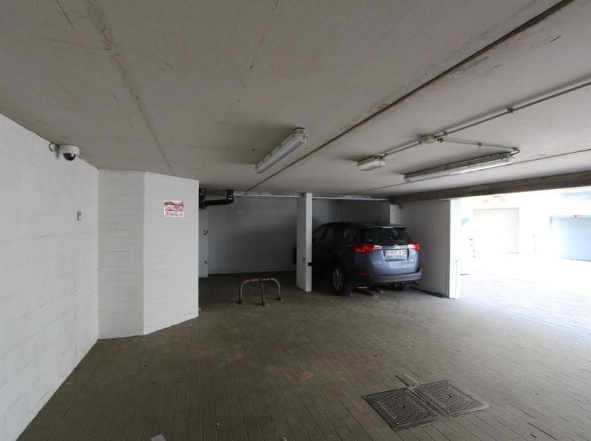 Emplacement de parking couvert au rez-de-chaussée dans la résidence Luca à Nieuport sur Mer.Dimensions: P 5m x L 2m43. Hauteur 2m. Avec barrière de pa