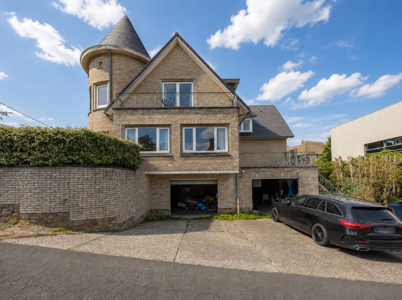 Op een rustige residentiële ligging in Koksijde vinden we Villa&amp;nbsp;Rose de France, een charmante en authentieke villa uit 1968 met een opvallende ar