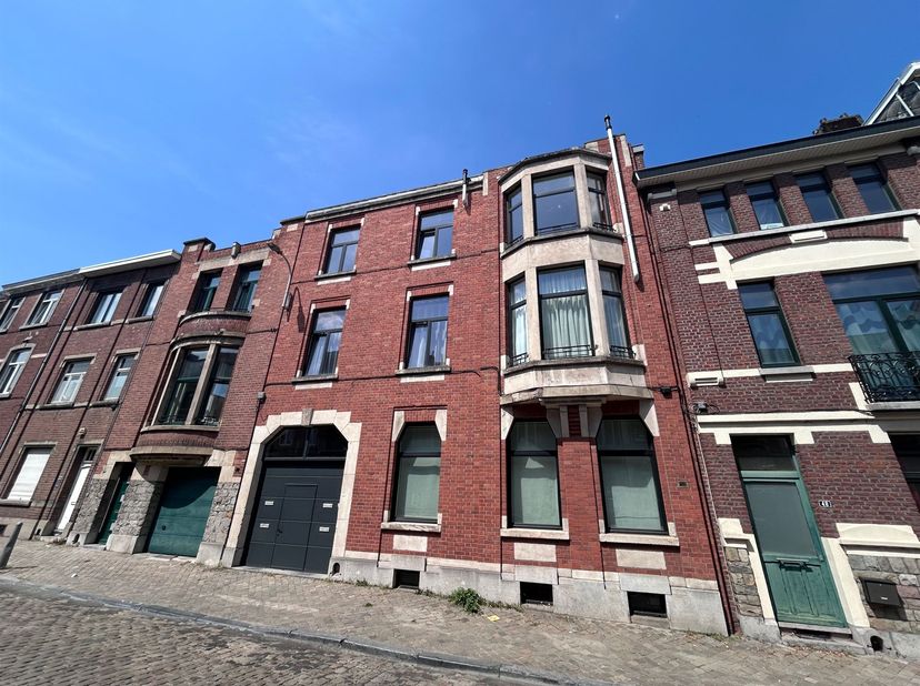 Situé dans le quartier Saint-Laurent, à quelques minutes à pied du centre-ville et à proximité directe des accès autoroutiers, cet appartement deux ch