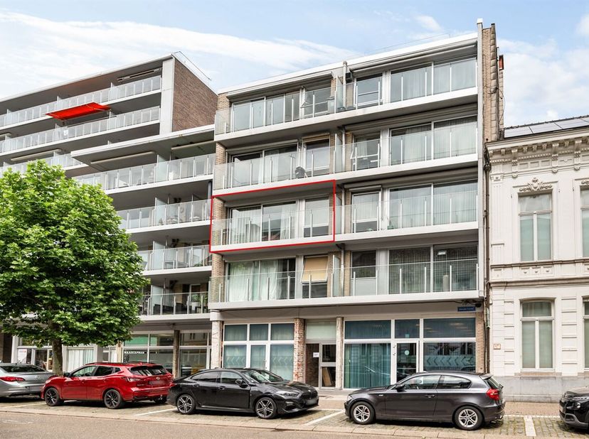 Ruim 2 slaapkamer appartement met terras en garagebox<br />
Locatie:<br />
Het appartement bevindt zich op de tweede verdieping, op wandelafstand van