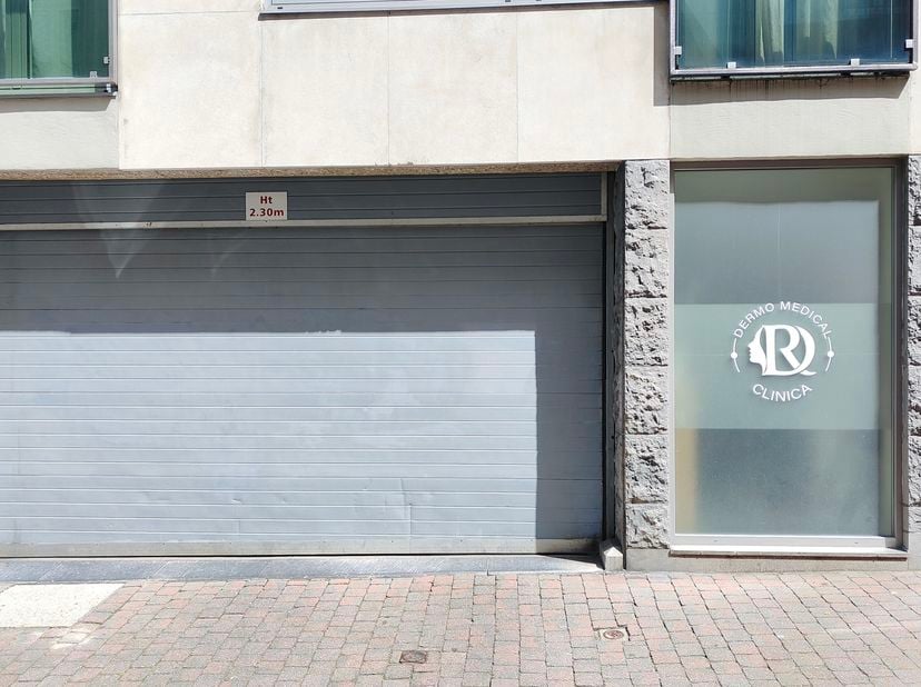 Quartier Louise/Stéphanie, emplacement de parking à vendre dans une cour arrière. Porte à rue automatique.<br />
Située Rue Bosquet 49 à Saint-Gilles.