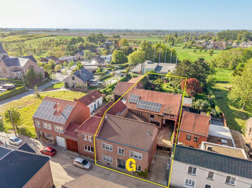 Langs de Jaak Vandersandenstraat ter hoogte van nummer 37 bevindt zich deze halfopen woning met binnenkoer en achterliggende stallingen, op een percee