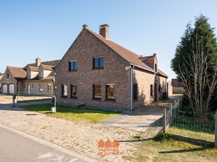 In een verkeersarme doodlopende straat in Maldegem bevindt zich deze halfopen woning op een bijzonder rustige locatie. De zuidgerichte tuin vormt hier
