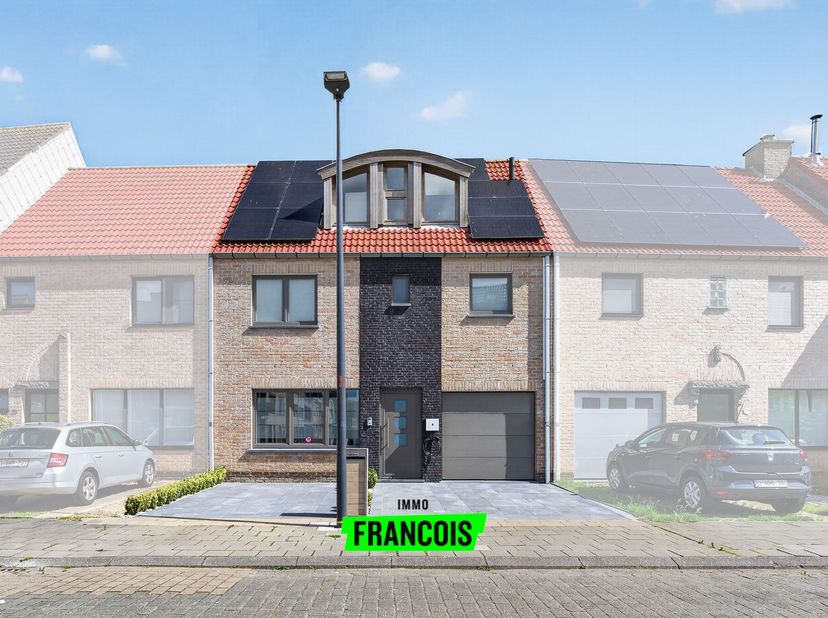 In het hart van de Vuurtorenwijk treffen we deze zeer ruime woning aan. Het pand werd volledig gerenoveerd met oog voor detail. Er werden hoogwaardige