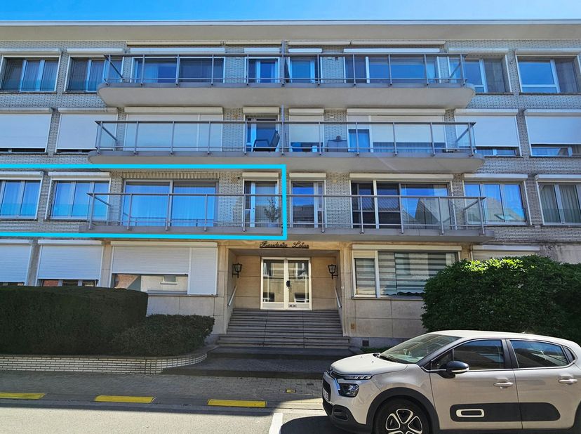 Cet appartement bien entretenu de deux chambres est situé à quelques pas des commerces, des transports en commun et des autres commodités quotidiennes