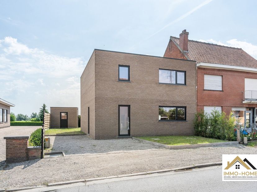 Deze casco woning is gelegen pal in het landelijke Desteldonk, en is vlot bereikbaar. De inkomhal voorziet in een gastentoilet en vestiaire, en zo kom