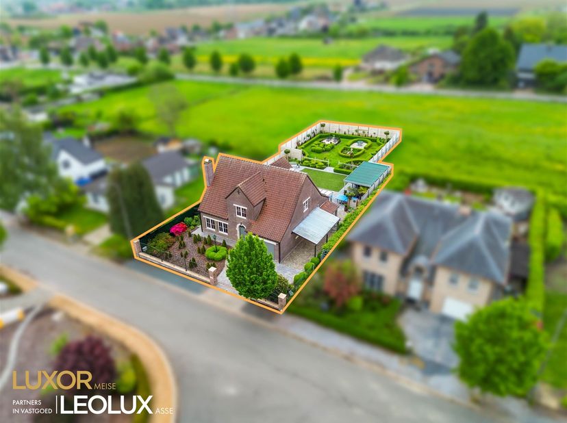 Dans le quartier le plus résidentiel de Liedekerke, vous trouverez cette belle villa :<br />
<br />
On entre dans la propriété par le hall d'entrée