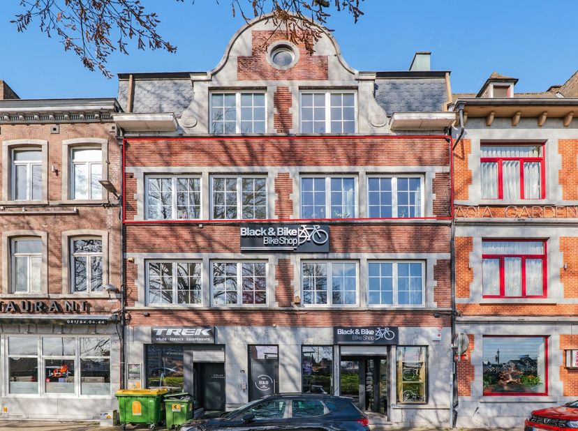 NAMUR, licht appartement (2 slaapkamers + 1 badkamer + bureau/kleedkamer) gelegen op de tweede verdieping van een klein appartementencomplex. Het appa