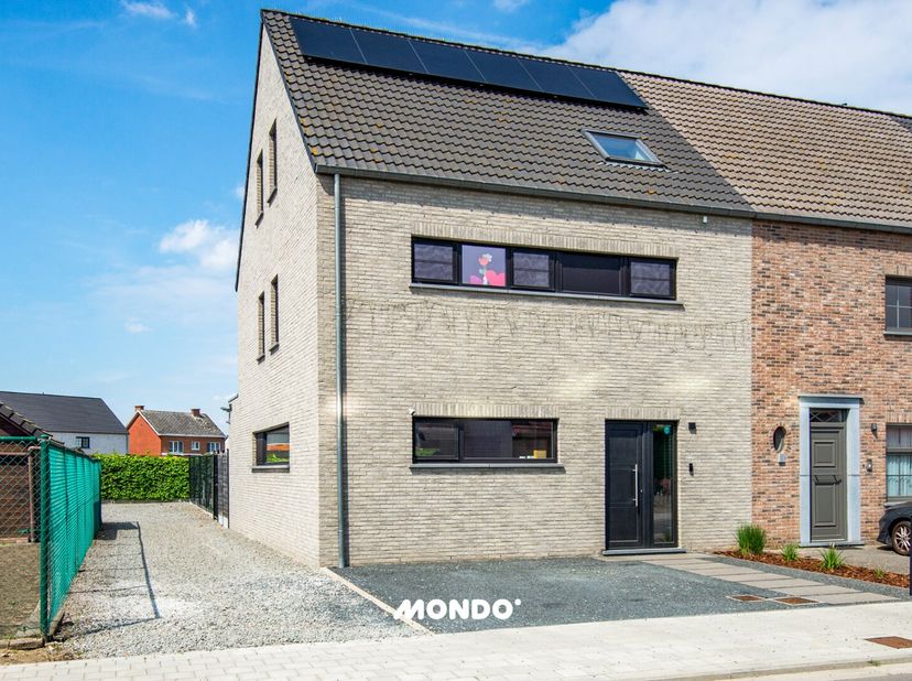 Deze zeer ruime recente instapklare woning bevindt zich in Blaasveld en is gelegen op wandelafstand van natuurdomein Het Broek. Dankzij haar centrale