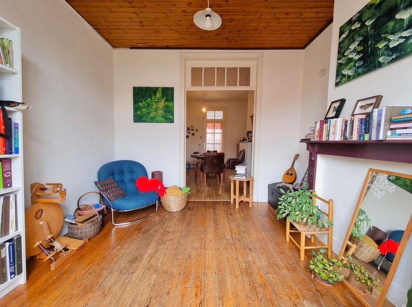 Dit appartement op de tweede verdieping van deze kleine residentie telt één slaapkamer en is gelegen op een gunstige, centrale ligging in de nabijheid