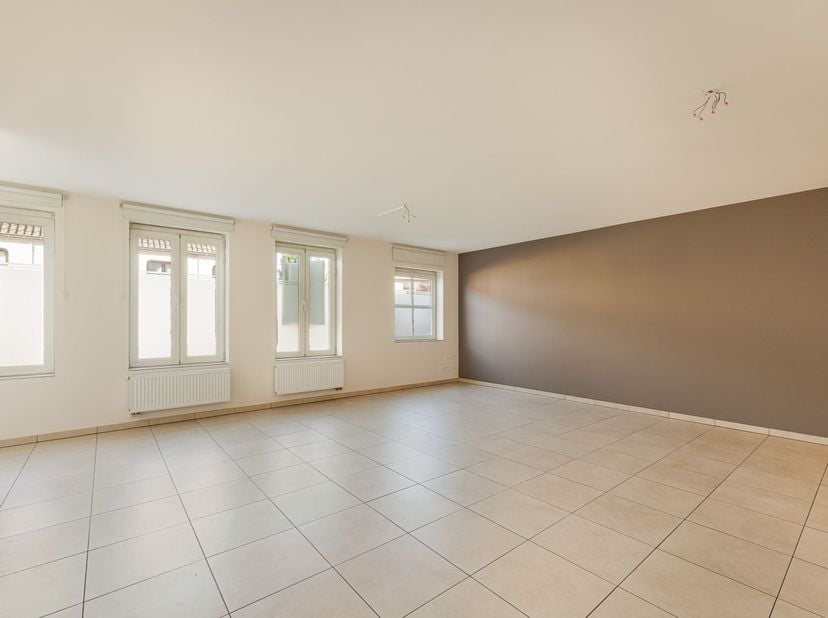 IN OPTIE  !!! Welkom bij dit stijlvolle en ruim appartement gelegen in het hart van Koningshooikt, op een steenworp van de authentieke stad Lier. Deze