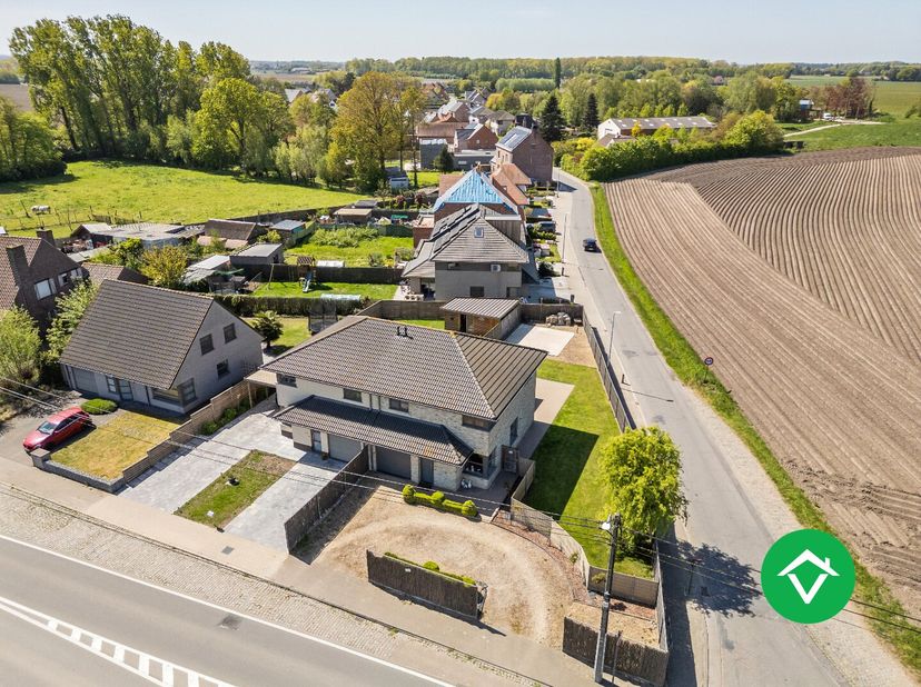 Deze recente woning, gebouwd in 2011, combineert ruimte, comfort en een aangename ligging op een perceel van 512 m². Met een bewoonbare oppervlakte va