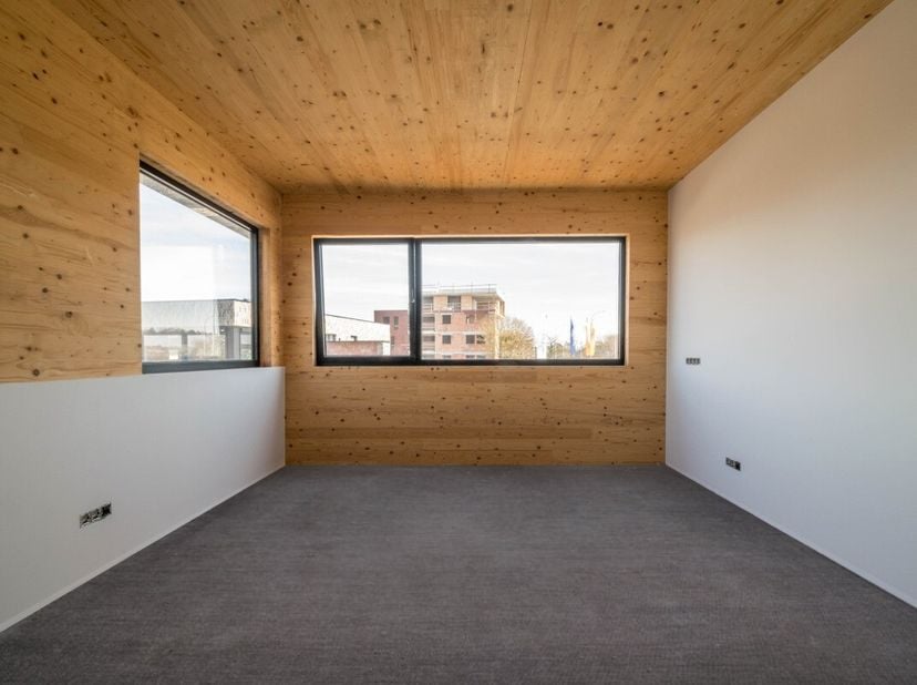 Instapklare kantoorruimte gelegen in Spalbeek.Deze moderne kantoren zijn gelegen op een toplocatie met een vlotte verbinding naar de belangrijkste inv