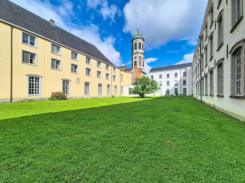 Dit unieke kantoor te huur bevindt zich op de tweede verdieping van de Oude Abdij in Drongen, een prachtig voormalig klooster. Het uitzicht op de mooi