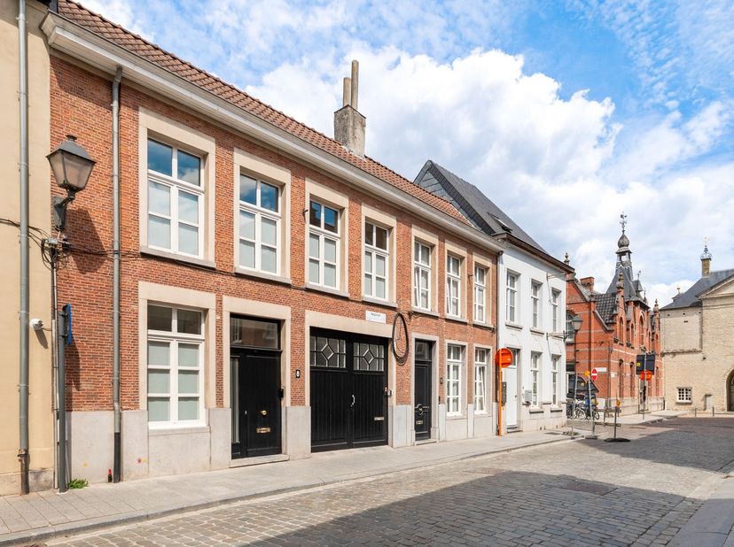 Prachtig gerenoveerde woning met 2 slaapkamers en terras in het hart van Lier!<br />
Ligging<br />
Deze prachtig gerenoveerde woning is gelegen in d