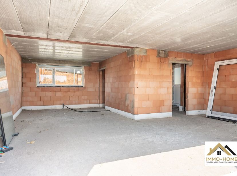 Deze casco woning is gelegen pal in het landelijke Desteldonk, en is vlot bereikbaar. De inkomhal voorziet in een gastentoilet en vestiaire, en zo kom