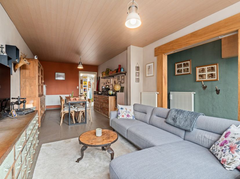 Sommige woningen voelen meteen goed aan. Deze charmante gezinswoning nabij het Muziekbos verwelkomt u met verrassend veel ruimte, licht en een warme s