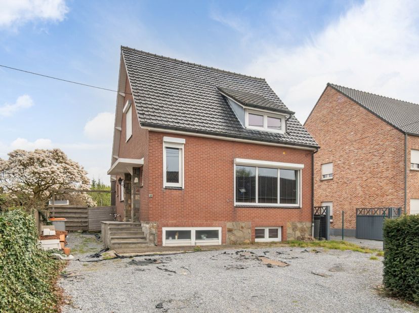 Deze vrijstaande gezinswoning is gelegen op een perceel van 5a33ca langs de doorgangsweg van Neeroeteren - Rotem.<br />
De woning werd gebouwd in 1961