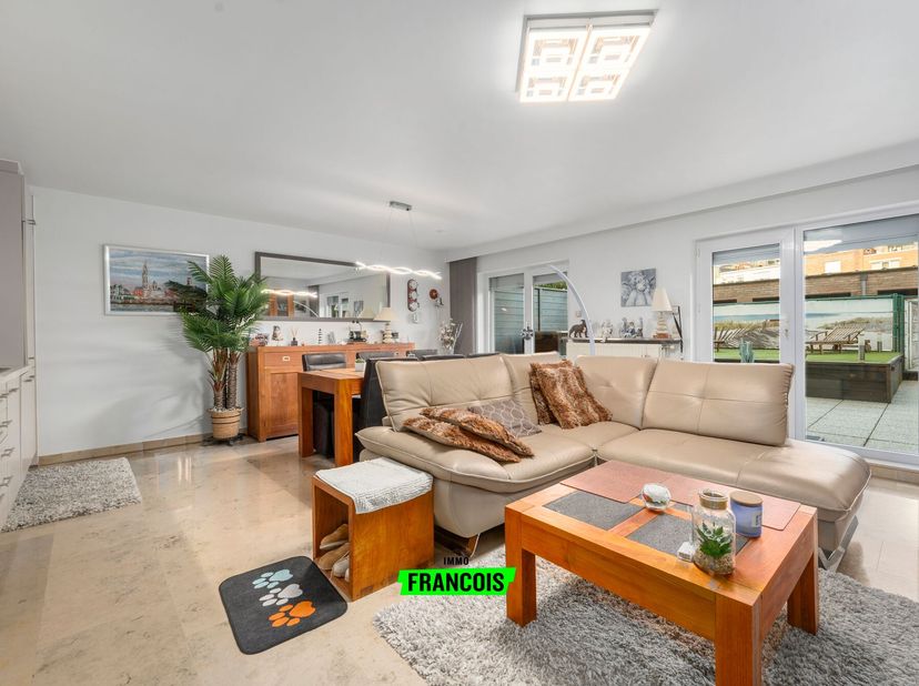 In een recente en verzorgde residentie in Blankenberge bevindt zich dit aangename gelijkvloerse appartement met een uiterst ruime stadstuin/stadskoer,