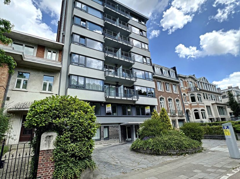 Boulevard Lambermont 430, dans le recherché Quartier des Fleurs, à proximité immédiate des commerces, transports en commun et notamment du tram 7, cha