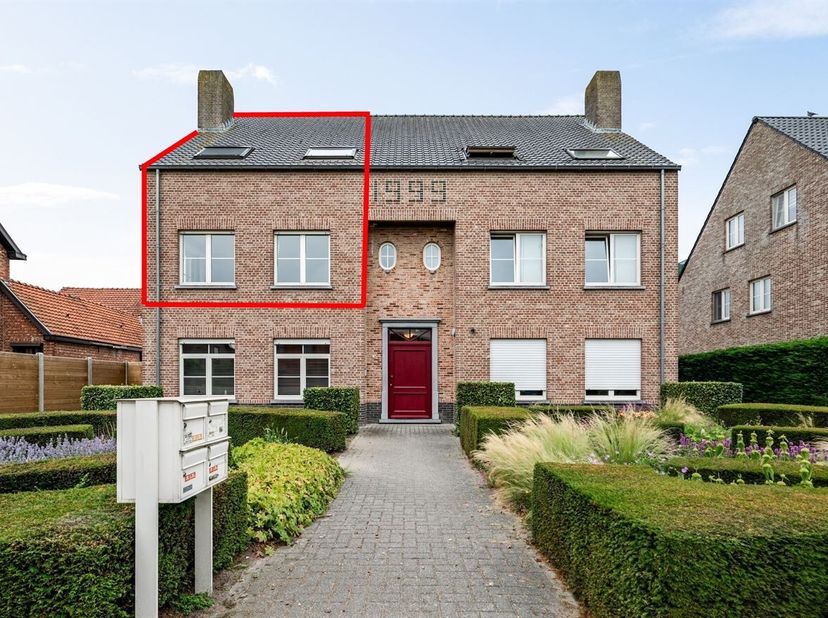 Locatie: <br />
Dit appartement is gelegen aan de Desmedtstraat 35 in Minderhout, op een rustige en aangename locatie. Winkels, scholen, openbaar verv