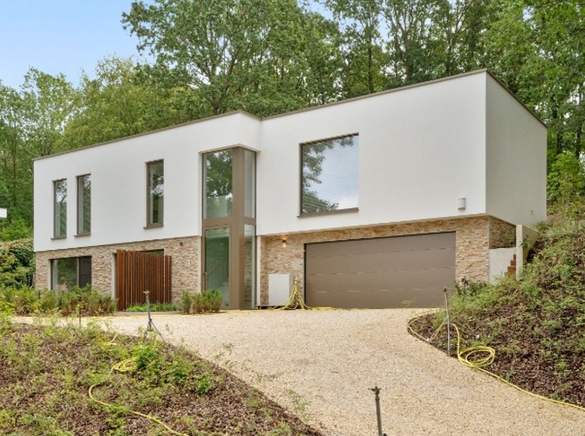 Rustig en residentiëel gelegen exclusieve recente villa van 2024. Gelegen op de Middelberg.<br />
De villa omvat op het gelijklvoers: inkomhal met ing