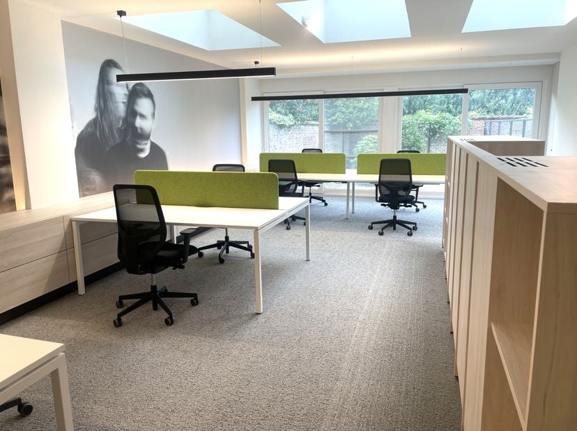 Op zoek naar een professionele en aangename werkplek waar je meteen aan de slag kunt? Ontdek dit gezellig kantoor op een top locatie. Kan ook aangewen